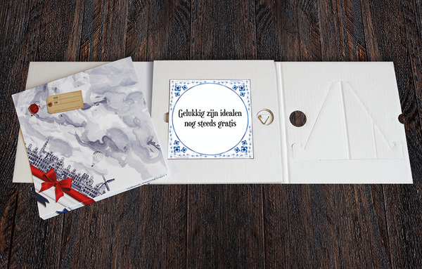 Tegel met tekst Gelukkig zijn idealen nog steeds gratis - Tegel met Spreuk in Luxe geschenk verpakking