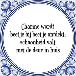 Spreuk Charme wordt
beetje bij beetje ontdekt;
schoonheid valt
met de deur in huis