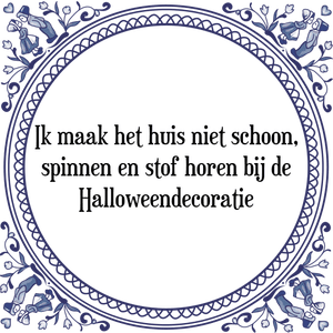 Spreuk Ik maak het huis niet schoon,|spinnen en stof horen bij de|Halloweendecoratie